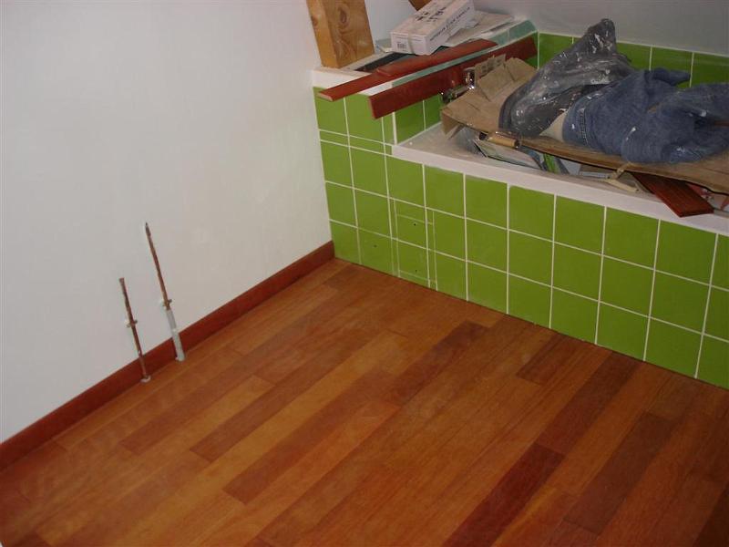 Papa reste dans la SDB av le parquet massif
